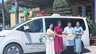 Vietcombank Thanh Hóa trao tặng xe cứu thương cho Bệnh viện Nhi Thanh Hóa