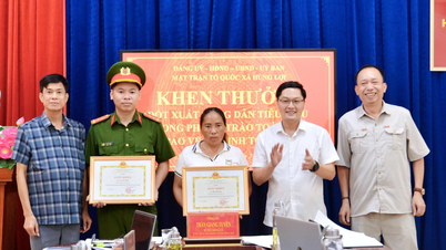 Khen thưởng hai cá nhân ở xã Hùng Lợi đã hỗ trợ người chuyển khoản nhầm nhận lại 500 triệu đồng
