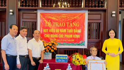 Trao tặng Huy hiệu 80 năm tuổi Đảng cho đảng viên lão thành