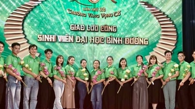 Thí sinh "Chuông vàng vọng cổ" lần thứ 20 giao lưu sinh viên Đại học Bình Dương