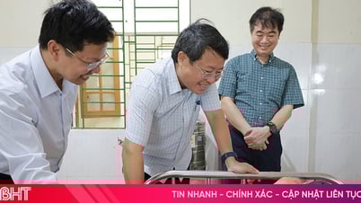 Phó Chủ tịch UBND tỉnh thăm hỏi, tặng quà người có công