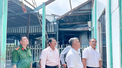 Lãnh đạo thành phố thăm hỏi, động viên, hỗ trợ gia đình bị thiệt hại nhà cửa do mưa, giông
