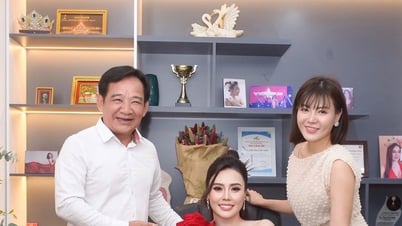 Nghệ sĩ Quang Tèo chúc mừng hoa hậu Phan Kim Oanh lên chức giám đốc
