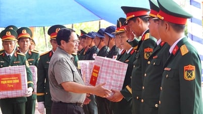 Thủ tướng Chính Phủ Phạm Minh Chính tặng quà lực lượng vũ trang tỉnh An Giang