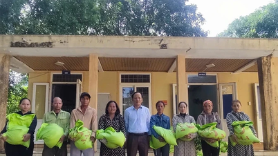 Xã Kim Ngân: Trao gạo hỗ trợ các đối tượng bảo trợ xã hội
