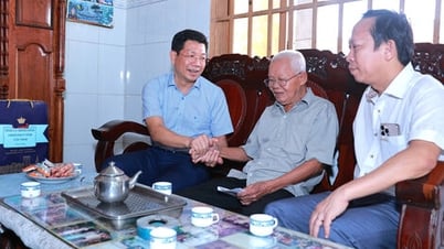 Lãnh đạo tỉnh thăm và tặng quà gia đình chính sách tại phường Trảng Bàng