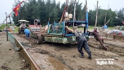 Ngư dân Nghệ An cấp tập kéo bè mảng lên bờ tránh bão số 3