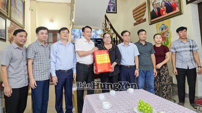 Các đồng chí lãnh đạo tỉnh thăm, tặng quà người có công và thân nhân liệt sĩ