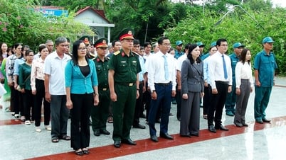 Lãnh đạo xã Ô Lâm dâng hương tại Khu Di tích lịch sử Ô Tà Sóc và thăm gia đình thương binh