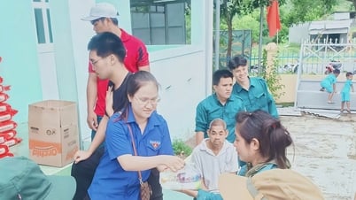 Tặng 150 suất quà cho người dân khó khăn xã Tuy Phong