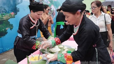 Рубашка цвета индиго посреди зеленого леса