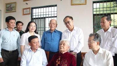 Thường trực Ban Bí thư Trần Cẩm Tú thăm, tặng quà người có công tại TP Đà Nẵng