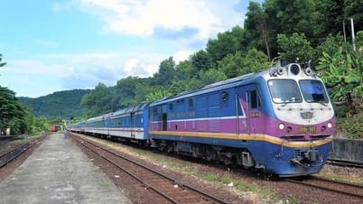 Dừng chạy tàu hỏa chở khách, ngưng nhận hàng hóa tại cảng biển