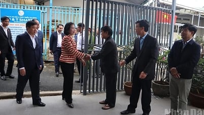 Phó Chủ tịch Quốc hội Nguyễn Thị Thanh thăm, tặng quà gia đình...