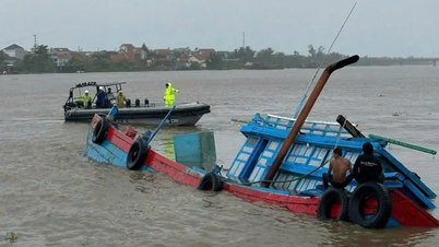 Cứu 9 người trên tàu cá bị lật do gió bão Wipha
