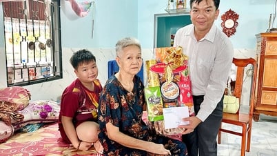 Xã Vĩnh Gia tổ chức lễ viếng bia ghi danh các anh hùng, liệt sĩ, tặng quà gia đình chính sách tiêu biểu