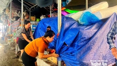 Tiểu thương khu chợ lớn nhất Nghệ An cấp tập kê cao hàng hóa tránh ngập lụt