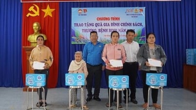 Xã Tân Biên: Tặng quà cho gia đình chính sách nhân kỷ niệm 78 năm Ngày Thương binh - Liệt sĩ
