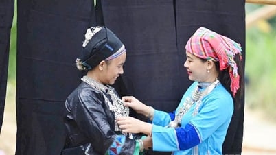 ครามบนชุดสตรีนุ่งอูน้ำแดน