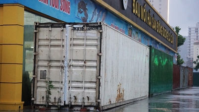 Người dân Quảng Ninh thuê dàn container, xe tải chặn trước cửa ứng phó bão Wipha