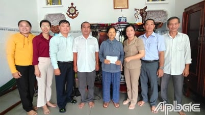 Lãnh đạo phường Long Thuận thăm và tặng quà gia đình chính sách