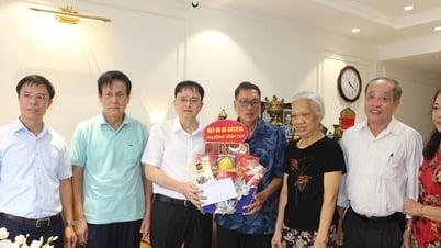 Phường Vĩnh Tuy: Tặng quà người có công, gia đình chính sách