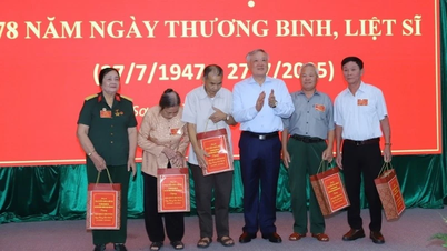Phó Thủ tướng Thường trực Chính phủ thăm, tặng quà người có công tại Thanh Hóa