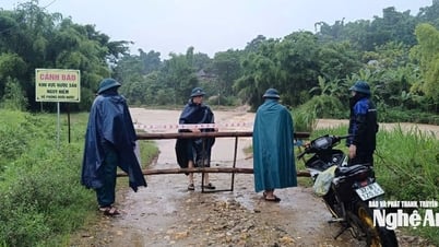 Nghệ An: Nhiều địa phương lập rào chắn tại các điểm cầu tràn, đường giao thông bị ngập đảm bảo an toàn cho người dân