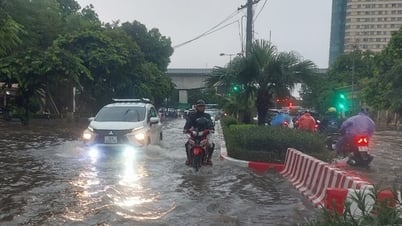 Bão vào đất liền, gió mạnh, mưa trút xuống Hà Nội