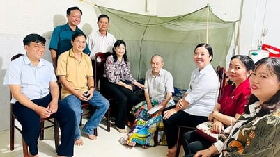 Lãnh đạo xã Cô Tô thăm các gia đình chính sách tiêu biểu