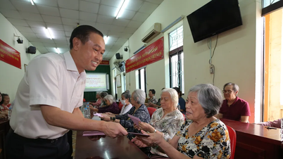 Lãnh đạo TPHCM thăm, tặng quà Trung tâm Dưỡng lão Thị Nghè và gia đình chính sách tiêu biểu