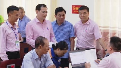Lãnh đạo Ngân hàng Chính sách xã hội Việt Nam kiểm tra tại điểm giao dịch Kênh Vàng