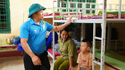 Xã Mường Khương và Công an xã Bản Lầu hỗ trợ nhân dân phòng, tránh bão số 3 di dời đến nơi an toàn