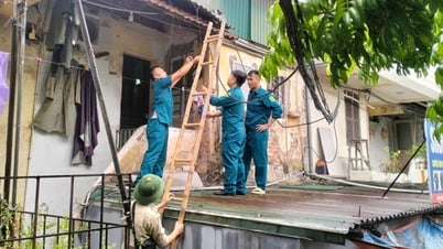 Phường Tương Mai hỗ trợ người dân ứng phó với bão số 3