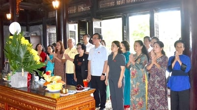 Đoàn đại biểu Quốc hội các khóa tỉnh Lạng Sơn về nguồn tại Tuyên Quang