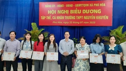 Xã Phú Hòa biểu dương tập thể, cá nhân đạt thành tích cao trong kỳ thi tốt nghiệp trung học phổ thông năm 2025