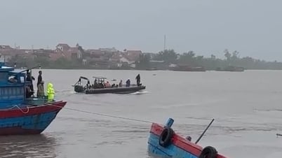 Kịp thời cứu 9 thuyền viên bị lật tàu ở Quảng Ninh