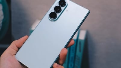 Hai màu xanh navy và xanh mint trên Galaxy Z Fold7 thu hút người dùng
