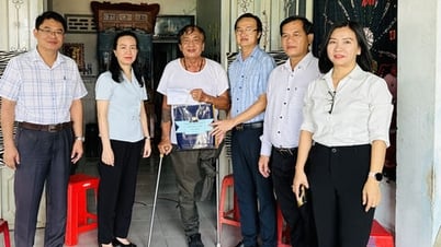 Chánh Thanh tra tỉnh Tây Ninh thăm, tặng quà gia đình chính sách tiêu biểu trên địa bàn phường Long Hoa