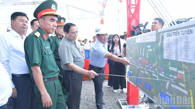 Thủ tướng Phạm Minh Chính thị sát, kiểm tra hai dự án cao tốc ở Đồng bằng sông Cửu Long