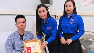 Trao Huy hiệu Tuổi trẻ dũng cảm cho thanh niên cứu 4 người trong vụ lật tàu
