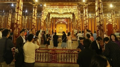 Ngai vàng triều Nguyễn: Nên lắp kính bảo vệ hay trưng bày bản sao?