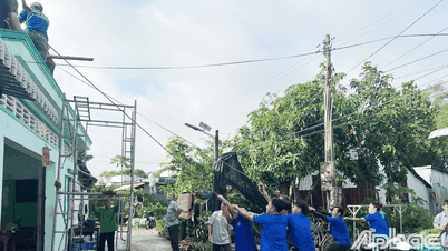 Đồng Tháp: Thanh niên tình nguyện hỗ trợ người dân bị ảnh hưởng do mưa dông