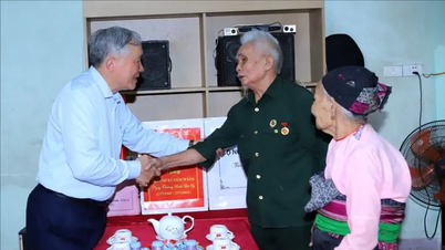 Phó Thủ tướng Thường trực Chính phủ Nguyễn Hòa Bình thăm, tặng quà các thương bệnh binh, gia đình chính sách tại Thanh Hóa