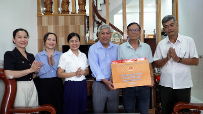 UBND phường Cam Ranh thăm, tặng quà gia đình người có công