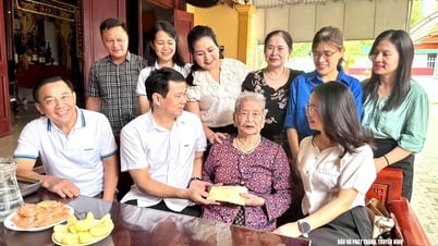 Báo và Phát thanh, Truyền hình Nghệ An thăm, tặng quà 2 Mẹ Việt Nam anh hùng