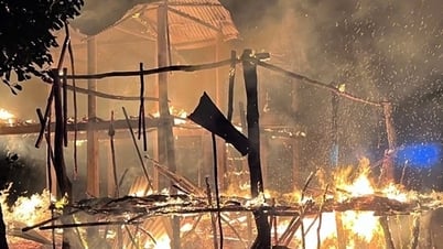 Ngọn lửa thiêu rụi 2 nhà dân trong đêm