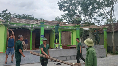 Bộ đội cùng người dân nỗ lực khắc phục thiệt hại do lốc xoáy