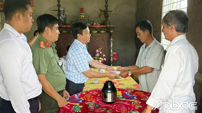 Lãnh đạo phường Bình Xuân thăm, tặng quà gia đình chính sách