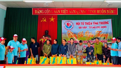 Trao tặng 200 suất quà cho hộ nghèo, cận nghèo xã Vĩnh Định